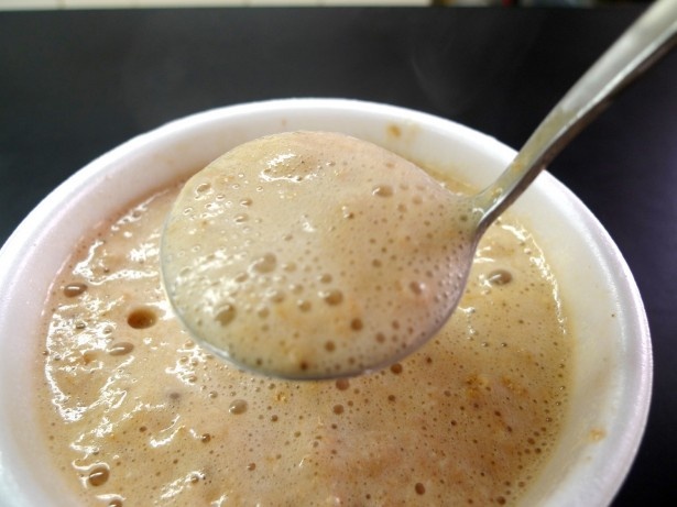 【写真を見る】まるでカプチーノのような泡立ち！きめ細かい泡と、まろやかな口当たりのスープの完成写真 ※写真は豚骨醤油ラーメン