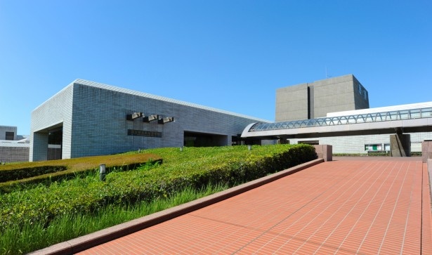 国立歴史民俗博物館では、3月10日(火)から、企画展「大ニセモノ博覧会-贋造と模倣の文化史-」を開催。女優・歌手の柴咲コウの声を基に制作されたキャラクターでの音声ガイドにも注目