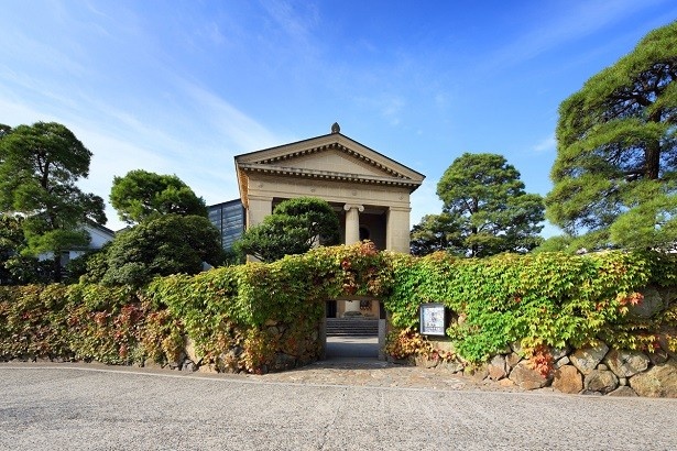 日本最初の西洋美術館となる大原美術館。本館第1展示室では、季節ごとに学芸員おすすめの1点を解説している
