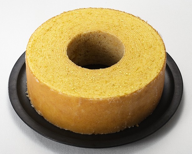 【写真を見る】「金のバウム」(2430円)は、金箔をあしらった豪華絢爛なスイーツ！