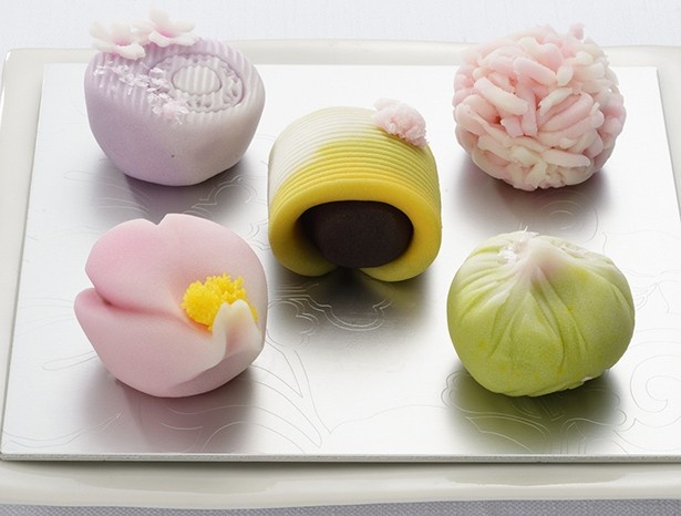 田中屋の「上和菓子」(各241円)は、1905年(明治38年)創業の伝統の味。イートインも可能