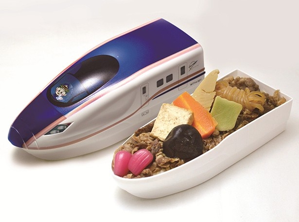 新幹線型の入れ物に入った駅弁、「北陸新幹線開通記念弁当」(1300円)も販売している