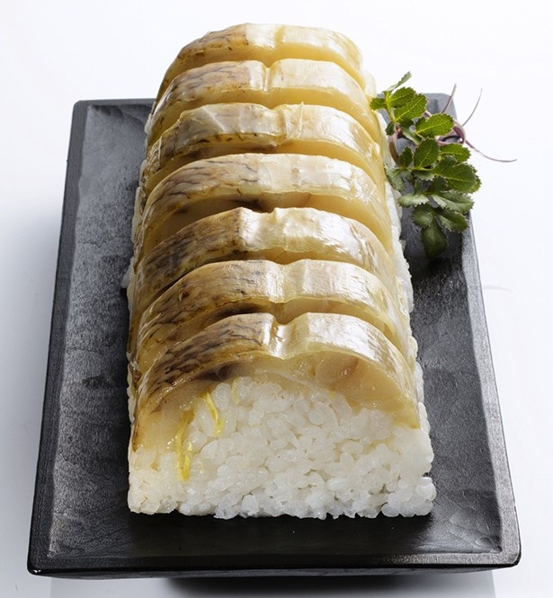 高級魚を、あぶりと白昆布により旨味を引き立てた、舟楽の「のどぐろ棒鮨」(2399円)。1本当たり8貫