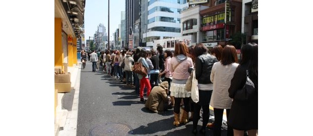 行列は明治通りから原宿駅まで続いた