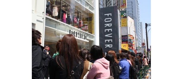 場所は「H&M」の隣。カラフルな外観が目印だ