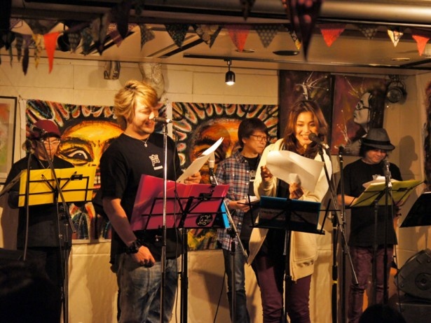 声援団のコアメンバーの1人、声優の勝杏里(写真左)。神奈と同じくギターも担当する