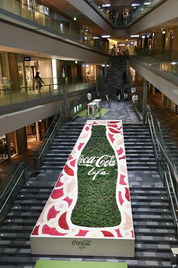 会場には高さ9mもの巨大オブジェが登場！「ステビア」をはじめ、計4種類のハーブを用いて「コカ・コーラ ライフ」のボトルをデザインした