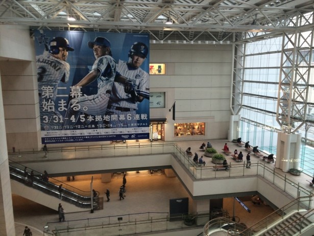 クイーンズスクエア横浜には巨大懸垂幕が出現！（～4/15・日）