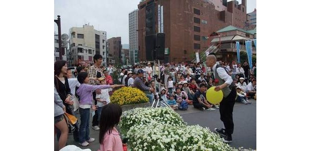 小倉の街が大道芸でにぎやかに盛り上がる