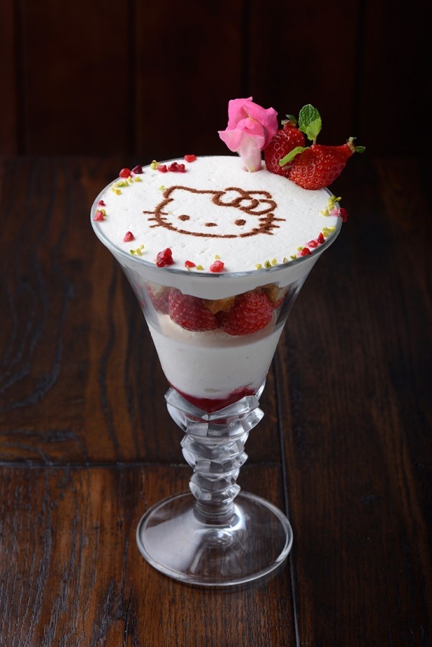 【写真を見る】｢ハローキティ チュロパフェ(ANCLAR)｣(750円)。スペイン生まれのチュロスとアイスクリーム、フルーツ(ストロベリーかチョコバナナ)の組み合わせ ※写真はストロベリー