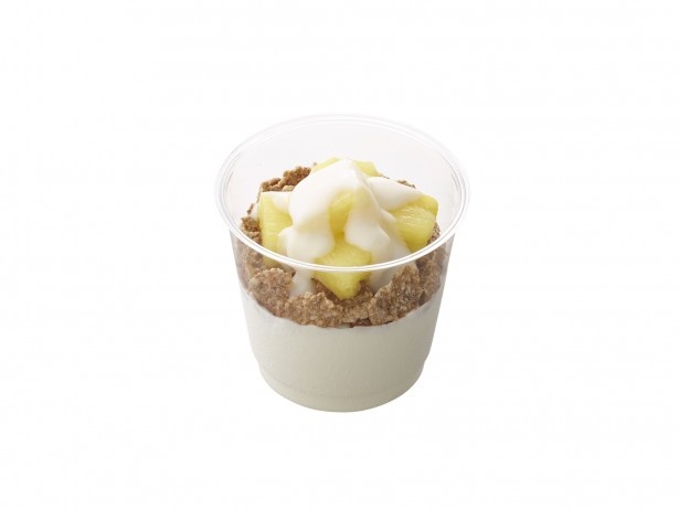 ハワイの伝統的デザートをイメージした｢ハウピアシェイク パイン＆ココナッツソース｣(240円)。パイナップルとココナッツ、ひんやりしたシェイクが絶妙なバランス ※9月上旬まで販売
