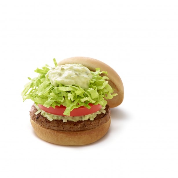 3月24日(火)発売の｢アボカドソースバーガー｣(370円)。牛肉100%のパティのジューシーな旨み、野菜のおいしさが両方楽しめる ※5月中旬まで販売