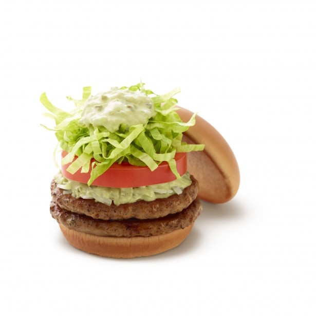 3月24日(火)発売の｢Wアボカドソースバーガー｣(490円)。牛肉100%のパティ2枚を挟んだ、ボリュームたっぷりのバーガー ※5月中旬まで販売