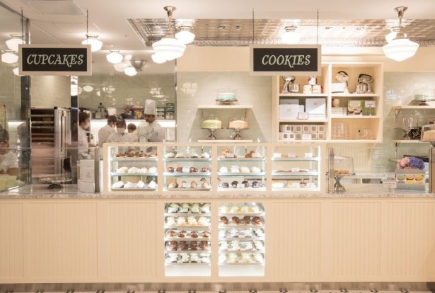 【写真を見る】マグノリアベーカリー表参道。店頭に並ぶ色とりどりのカップケーキは、見ているだけでも幸せ気分に！