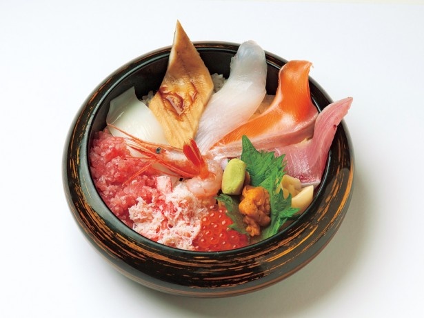 近江町食堂の「海鮮丼」(1820円)は、新鮮な朝捕れ魚介を贅沢に使用。海鮮丼の他、定食や一品料理など、100種類以上のメニューを取りそろえる