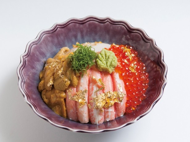 ウニとイクラのとろけるような旨味にうっとり！高級な魚介をふんだんに盛り付けた、近江町市場 こてつの「近江町彩り丼」(3800円)