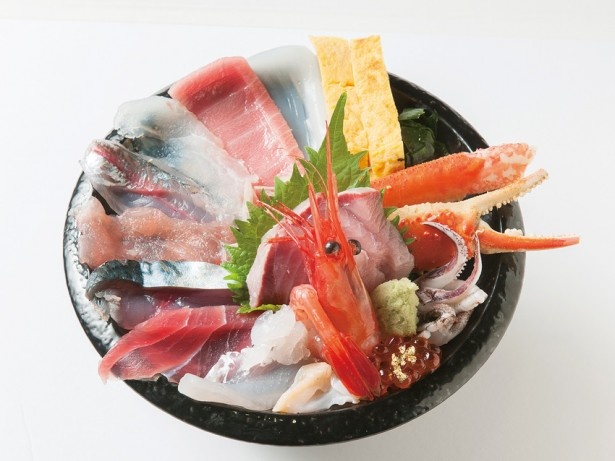 いきいき亭 近江町店の「いきいき亭丼」(2000円)は、中トロ、甘エビ、ブリなど14種類のネタを堪能できる。ネタと酢飯が別皿で提供されるため、刺身としても楽しめる