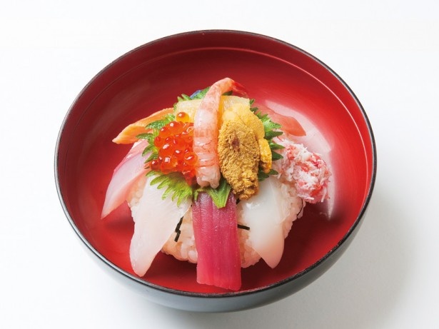 香りん寿司の「てんこもり」(900円、夜1080円）。マグロ、サーモン、甘エビなど約12種類のネタに、ふわりとした酢飯がマッチ！独自にブレンドした醤油がおいしさをさらに引き立てる