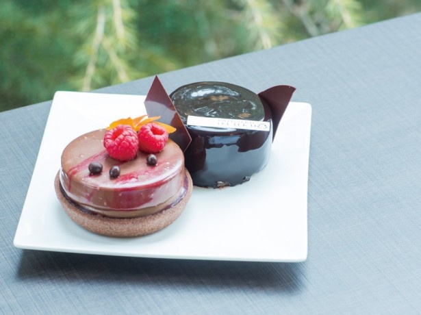 PATISSERIE OFUKUの「タルト ショコ ラ フランボワーズ」(写真左、530円)と「エイトビーター」(同右、464円)