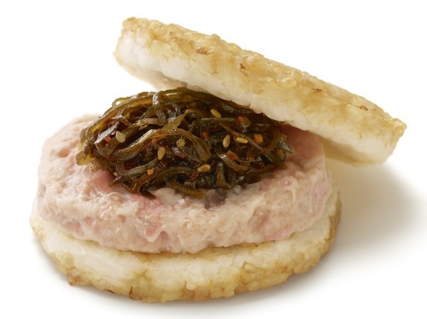 ハンバーガー第5位の「モスライスバーガー『鮭』」。朝食メニューで火がつき定番化された。鮭に昆布にご飯は王道！