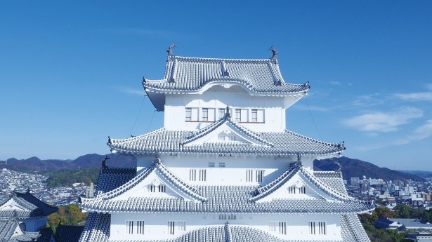 漆喰が白くリフレッシュ！瓦を全面ふき替え！