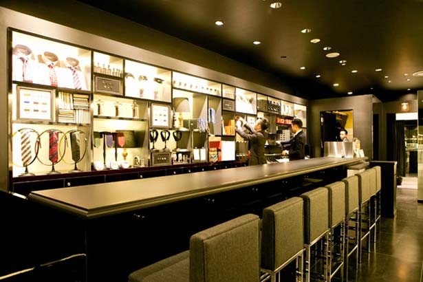 店内は落ち着いたバーのようなカウンターで、スタッフの丁寧なカウンセリングにより、自分好みの一着を完成させる