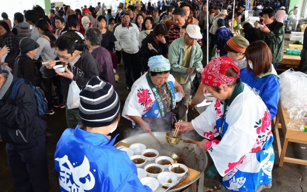 売り出し中の名物・ひろめ汁のお披露目、振る舞いも