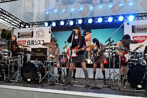 【写真を見る】エビ中メンバーによる生演奏で「半世紀優等生」が披露された