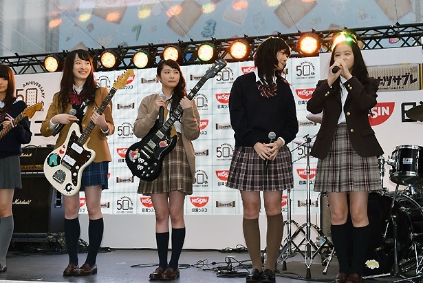 ギター5人、ドラム3人という変則的な楽器編成についても語ってくれた