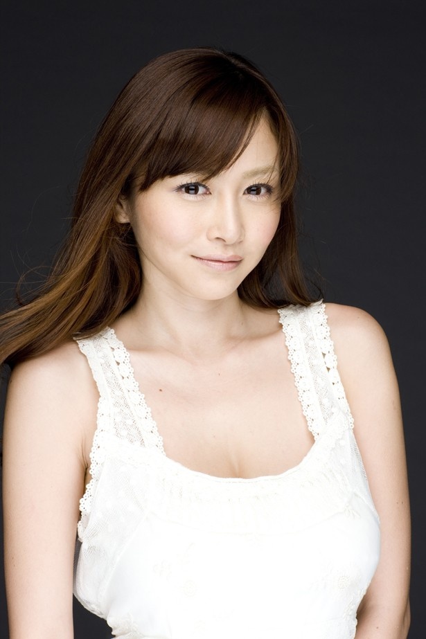 ベテラン投資家でもある“株ドル”杉原杏璃。グラ ビア以外に株関係の仕事でも活躍中！ 