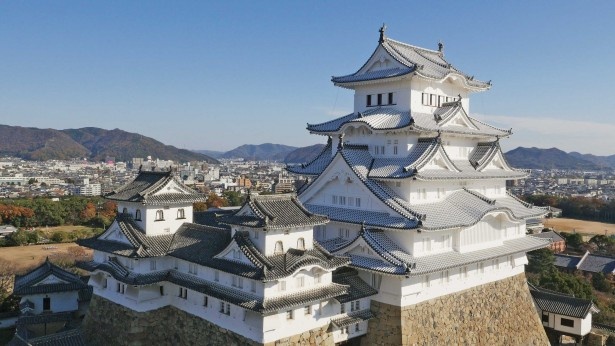 西側から見た大天守。地階から6階の床部分まで貫く2本の心柱が横揺れを防ぐ