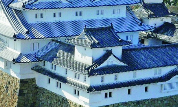 東小天守は、それぞれ南北と東西に入母屋破風を見せる、二重櫓と望桜部から成る。華頭窓や軒唐破風がないシンプルな造り