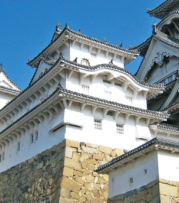 西小天守は3重3階地下2階で構成。地階東面にある水の六門が出入口。3重の南面には格子がある2つの華頭窓がある