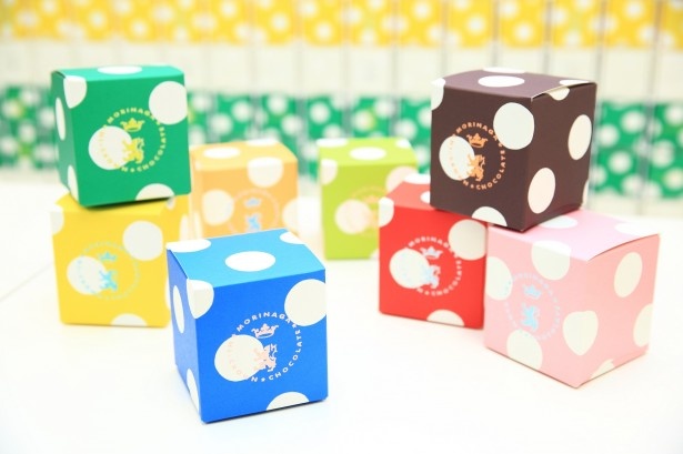 ｢ハイクラウン｣15本(7種各2本＋ピスタチオ1本)入りの｢プレミアムBOX｣(税抜3700円)。BOXカラーは全9色
