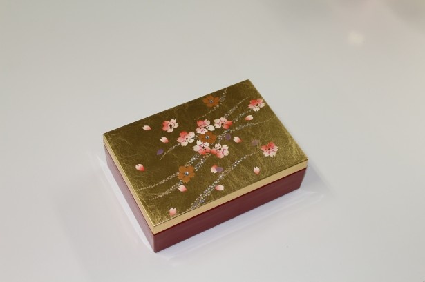 金沢箔を使用し、桜をモチーフにスワロフスキーをあしらって仕上げたジュエリーボックス｢金沢箔ジュエリーケース｣(税抜6800円)