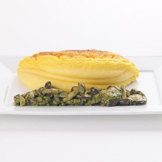 バジルの香りが際立つ「色々キノコのオムレツ」(パンとフライドポテト付き・税抜1990円)