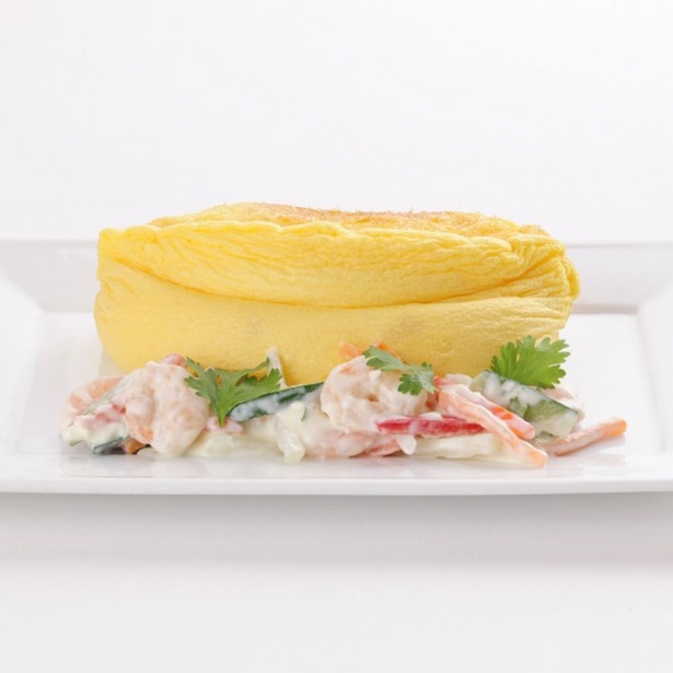 トムヤンクンのようなアジアンテイスト「スパイシーな海老と野菜のオムレツ」(パンとフライドポテト付き・税抜1990円)