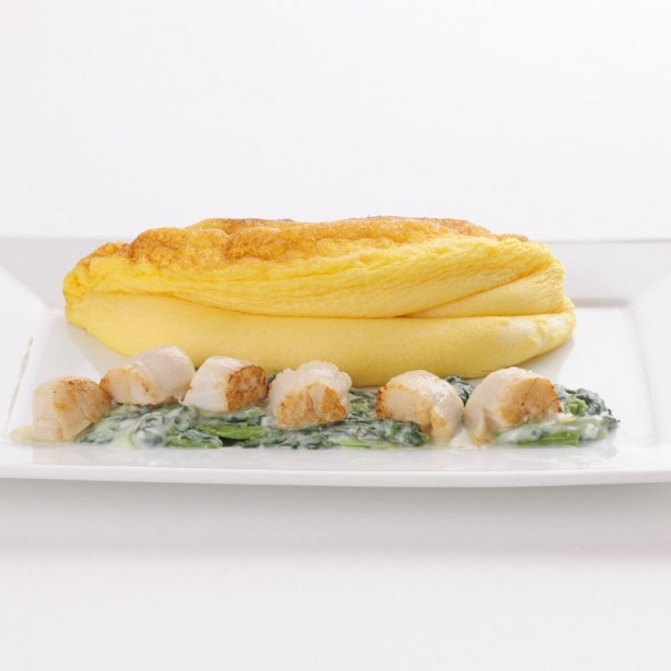 クリームソースがベースの「帆立貝とほうれん草のオムレツ」(パンとフライドポテト付き・税抜1990円)