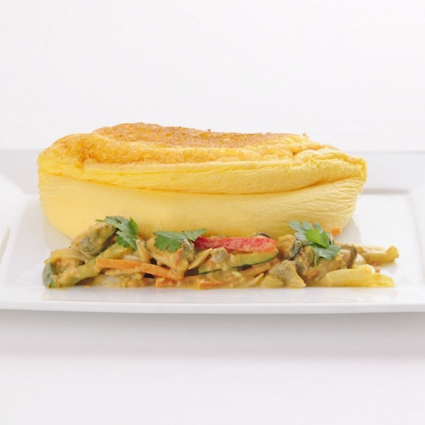 スパイシーなカレーと卵の相性が抜群！「魚介と野菜のカレー風味のオムレツ」(パンとフライドポテト付き・税抜1990円)
