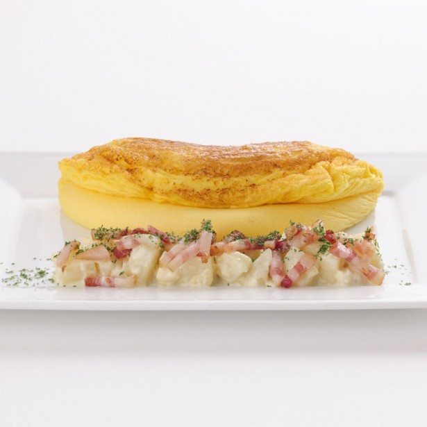 子供もやみつきになること間違いなし！「ベーコン＆チーズ＆ポテトのオムレツ」(パンとフライドポテト付き・税抜1990円)