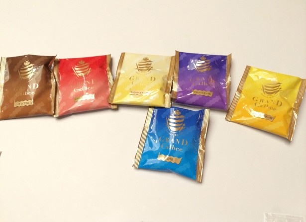 「ポテトプリッツ」それぞれの味の箱には小袋が4つ入っている。6つの味の小袋を並べてみた
