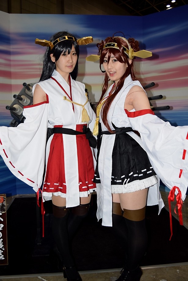 「艦隊これくしょん-艦これ-」の榛名(写真左、コスプレネーム＝むに)と金剛(同右、コスプレネーム＝灯真)