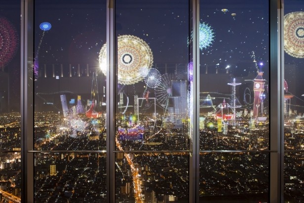 夜景と一体になって幻想的な光景がひろがる