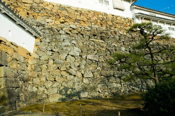 「リの一渡櫓」は隅角部の稜線を境に、1期と2期に分かれる