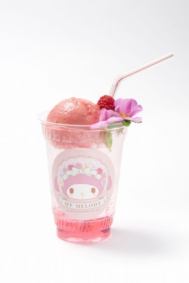 カップもキュートな「マイメロディのローズソーダフロート」(500円)/マイメロディドリームカフェ