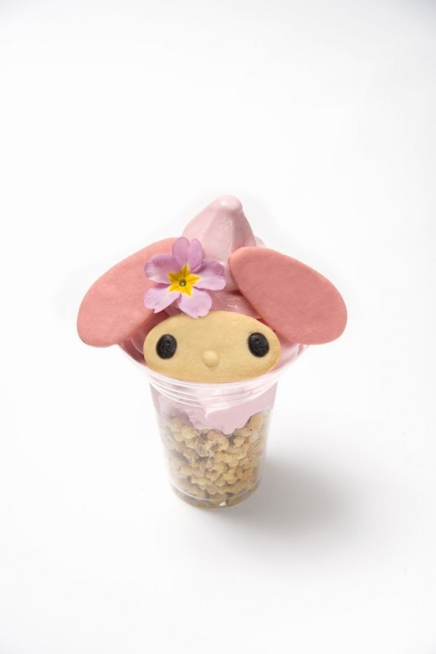 トッピングが変わって新たに発売された「マイメロディのいちごソフト(コーンフレーク入り)」580円/マイメロディドリームカフェ