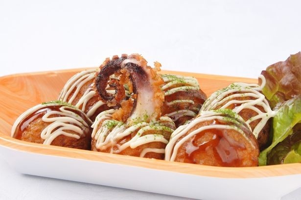 コラボフード「俺の足を食えよ！鷹巣のタコ焼き」600円（税別）　ニョキッと飛び出たタコは鷹巣の足をイメージ