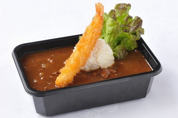 コラボフード「若狭のおフロカレー」1000円（税別）　バスタブに入った若狭をイメージ。プリプリサクサクとした食感のエビフライが絶妙！