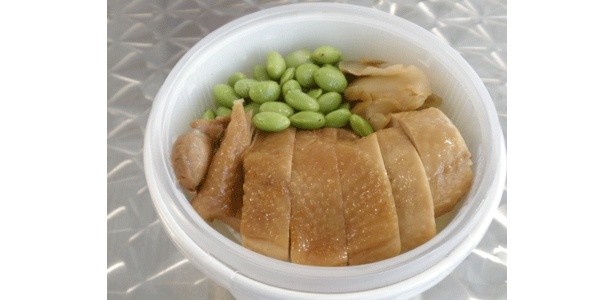 「チャイナタウンデリ」より、中華街の名店･牡丹園のお弁当￥700。おかずの下に白ご飯が隠れています