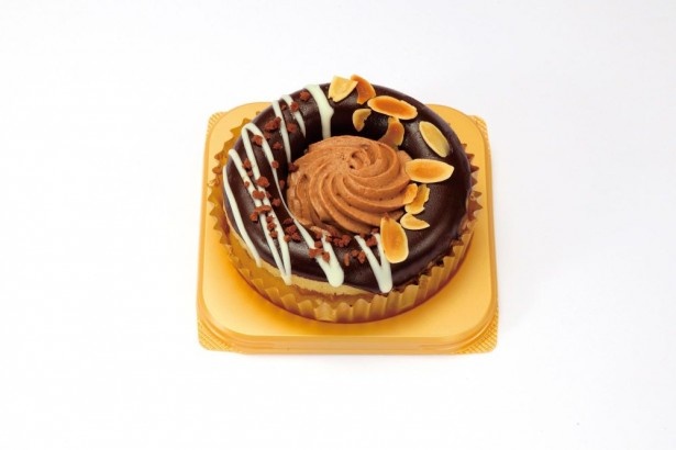 【写真を見る】チョコとアーモンドのリッチな風味を楽しめる「冷やして食べるドーナツ チョコクリーム＆アーモンド」(180円)。コーヒーにもぴったり！